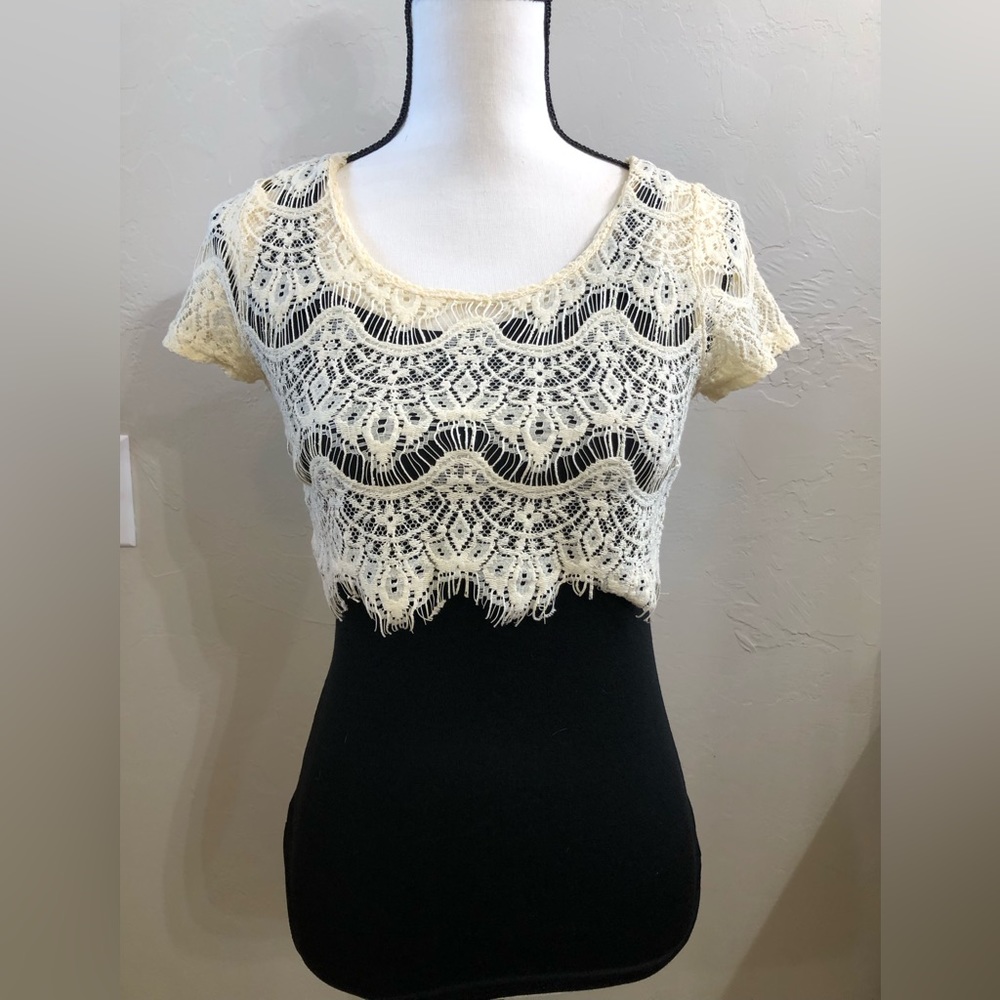 Black and off-white women’s top